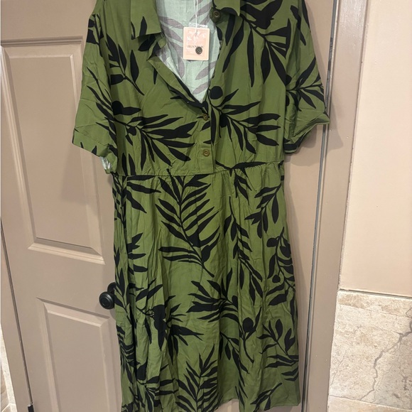 BloomChic Dresses & Skirts - Green and Black Leaf Print Dress